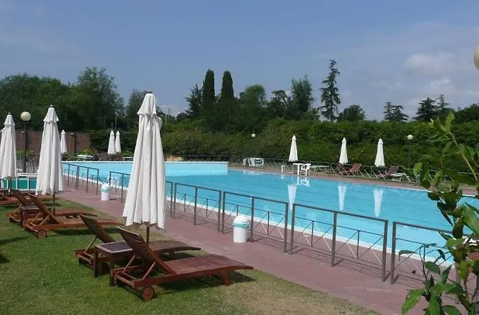 Matilde Di Canossa Golf & فندق